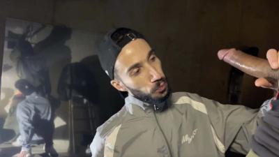 قضيب عربي كبير يُمص بعمق من قبل توينك خاضع في الحي
