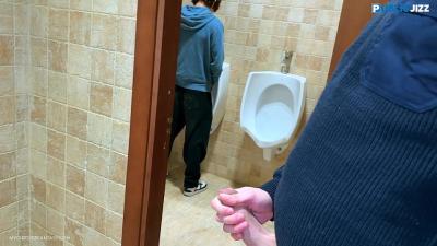 Kai Lennox sega il twink esposto Mateo nel bagno pubblico