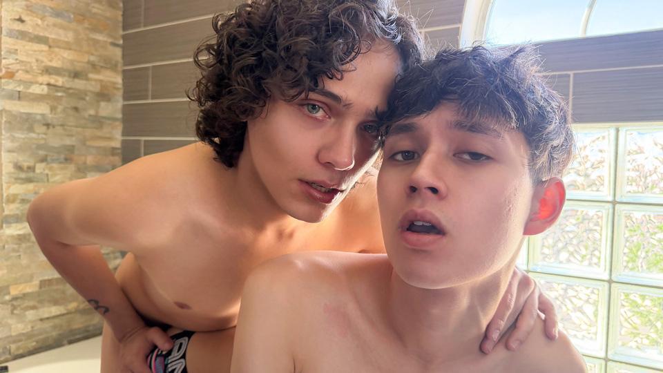 Bubblebath BFFs: Twinks CJ Parker & Leo West Bareback Blowjob & Rimming Fun